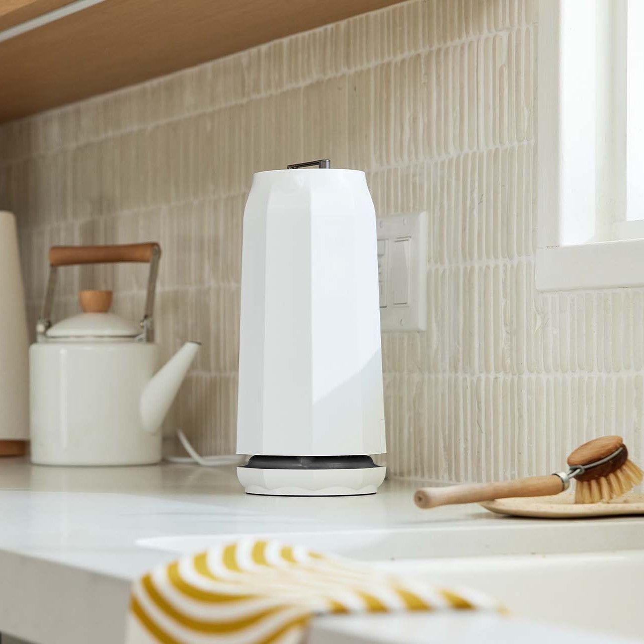 Puraclenz Photon best air purifier for mold reducing pollutants on air and surfaces in a home kitchen